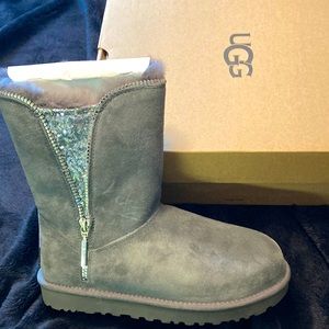 UGG classic zip boots size 8